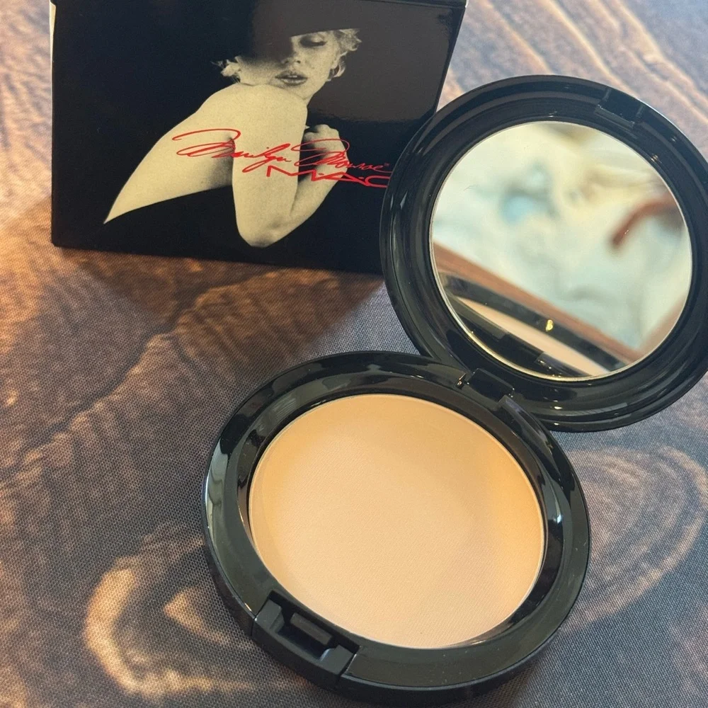 Mac Cosmetics Marilyn Monroe Beauty Powder in Forever Marilyn Brand New in box